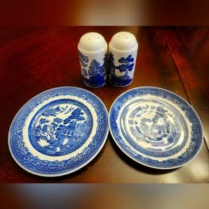 Johnson Bros Brothers Blue Willow Salt & Pepper shakers,4 saucers,& 4 tea plates